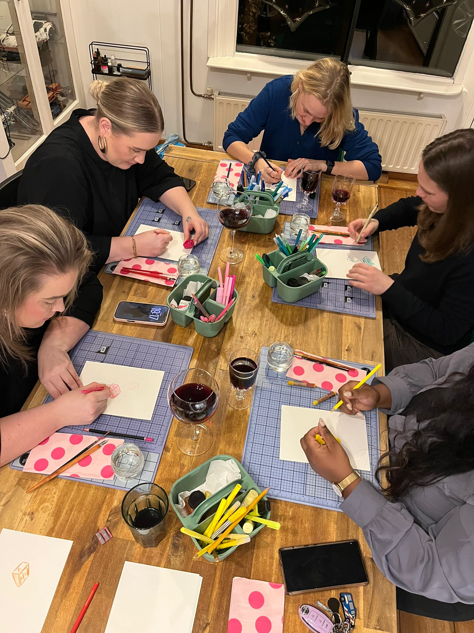 Gezellige sfeer tijdens lady's Night creatieve workshop voor vriendinnen bij INKAMI Creative Studio in Den Helder